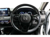 運転中もハンドルでの操作が可能です。特に高速道路等の目が離せない運転時には、便利さだけでなく、安全性も兼ね備えております。