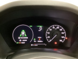 ハイブリット車専用のメーターです。右側の大型スピードメーターに加え、ステアリングスイッチを使って左のマルチインフォメーション・ディスプレイで燃費や動力伝達などの情報が見れるようになっています。
