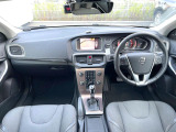 大人気コンパクトステーションワゴンのV40の中でも人気モデルが入荷致しました!シートヒーターやバックカメラなど大人気装備充実の一台です。スタッフおすすめの車両ですのでお早めに!!!