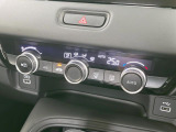 【オートエアコン】一度お好みの温度に設定すれば、車内の温度を検知し風量や温度を自動で調整。暑い&hellip;寒い&hellip;と何度もスイッチ操作をする必要はありません。快適な車内空間には必須の機能ですね♪