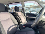 運転席まわりには十分なスペースがあり、大柄な方でもゆったり運転していただける環境です。