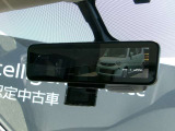 スマートルームミラー、後方がカメラの映像で見れるので視界くっきり、車内に障害物があっても関係ありません。普通のバックミラーとも切りかえが出来ます。