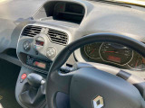運転席周り。大きなダメージはありませんが、シフトノブに経年擦り傷があります。
