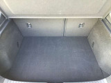 ラゲージルーム!後ろのシートは片方ずつ倒せます。乗る人や積む荷物に応じてアレンジが可能ですので多彩に使えてとても便利です。