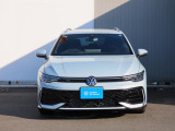 LEDマトリクスヘッドライト「IQ.LIGHT」を装備。フロントカメラで対向車や先行車を検知してLEDを個別で自在に点灯消灯の制御をし、最適な配光を可能にしたヘッドライトシステムでございます。