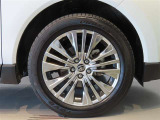 純正のアルミホイール装着車です。タイヤサイズは225/55R19です。