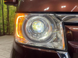 【LEDヘッドライト】悪天候や夜間走行時も良好な視界を確保し安心して運転できる高輝度LEDヘッドライトを装備!点灯速度が早く、消費電力も抑えられています。