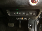 パーキングセンサーや横滑りを防ぐVSA等のスイッチ類は運転席の右側、手の届きやすい位置にあります。