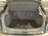 ラゲッジルーム内の凹凸をなくす事でスッキリした広がりを造りだし、荷物がスムーズに出し入れできる気持ちよさ、使い易さを実現!