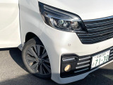 【LEDヘッドライト】悪天候や夜間走行時も良好な視界を確保し安心して運転できる高輝度LEDヘッドライトを装備!点灯速度が早く、消費電力も抑えられています。