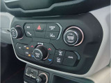 運転席・助手席の温度調節を個々に設定できるデュアルゾーンオートエアコンを装備しております。