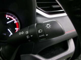 車外の明るさに応じて、自動的にライトの点灯・消灯を行います。