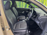 運転席まわりには十分なスペースがあり、大柄な方でもゆったり運転していただける環境です。