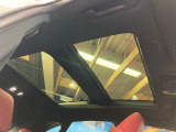 【大型サンルーフ】車内の解放感が一気に上がる大型のパノラマルーフ!季節を問わず開放的で快適なドライブをお楽しみいただけます。流通量も少なく希少価値の高い人気の装備です♪