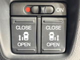 【両側パワースライドドア】スマートキーや運転席のスイッチで後席両側スライドドアの開閉が可能♪電動だから力を入れてドアを開ける必要が無く、小さなお子様でも簡単に開け閉めでき快適です♪