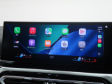 【アップルカープレイ】iPhoneがBMW車両とワイヤレスで接続されます。Apple CarPlayでは、オーディオストリーミングやメッセージングアプリがディスプレイに表示されます。