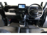 ドライバーを包み込むように、ディスプレーやスイッチ、コンソールを配置。座った瞬間から運転への期待が!空間そのものの心地よさにこだわっています。