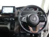 ☆シンプルながら機能性あふれる運転席周りです。 使いやすいスイッチ類の配置によりとても運転しやすいですよ。