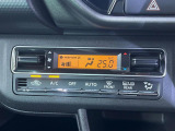 【オートエアコン】一度お好みの温度に設定すれば、車内の温度を検知し風量や温度を自動で調整。暑い&hellip;寒い&hellip;と何度もスイッチ操作をする必要はありません。快適な車内空間には必須の機能ですね♪