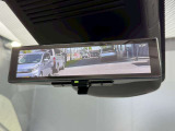 インテリジェントルームミラー搭載で、車の後方に設置されたカメラ映像を映し出してシートバックやヘッドレスト、同乗者に視界が遮られることがなく視認性が非常に良いです
