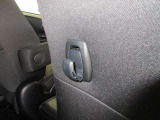 運転席シートバックには買い物袋等が掛けられる便利なフック