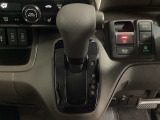 CVT車のセレクトレバーです。低速から高速まで、変速ショックのないスムーズな走りと、エンジン効率のよい領域を維持して燃費にも貢献します。サイドブレーキはスイッチ操作の電子制御パーキングブレーキです。
