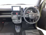運転席周りのレイアウトをご覧ください。ナビゲーションが綺麗に装着されすっきり収まってますね!