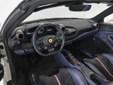 2021年式 Ferrari F8 Spiderは、フェラーリが築き上げたV8ミッドシップ・スパイダーの伝統を、現代の技術で結実させた進化の到達点です。