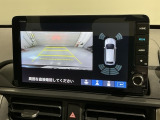リバースギアに入れるだけで後方の表示へ切り替わります。夜間や雨の日の駐車も楽になりますよ。