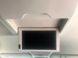 【フリップダウンモニター】大画面モニターで後席でもエンタメをお楽しみいただけます。小さなお子様にも大人気の装備です♪