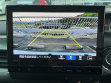 【バックカメラ】運転が苦手な方も車庫入れラクラクです!ギアをリバースに入れれば自動的に切り換わりますので、面倒な操作は不要です♪狭い駐車場もお車を傷つけず安心ですね!