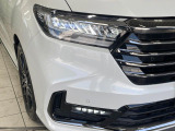 【LEDヘッドライト】悪天候や夜間走行時も良好な視界を確保し安心して運転できる高輝度LEDヘッドライトを装備!点灯速度が早く、消費電力も抑えられています。