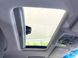 【大型サンルーフ】車内の解放感が一気に上がる大型のパノラマルーフ!季節を問わず開放的で快適なドライブをお楽しみいただけます。流通量も少なく希少価値の高い人気の装備です♪