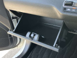 車検証なども収納できる大型のグローブボックスは、使い勝手もよく役立ちます!