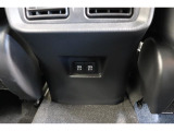 後部席へ乗車して携帯電話などを充電する時に前から配線を伸ばすとごちゃごちゃして邪魔になりがちですよね。そんな煩わしさを解消する後席側USBポート☆