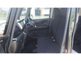 平日はママにぴったりの運転席を。休日はパパにぴったりの運転席を。ハンドルもシートも柔軟に位置調整ができます。運転席はハイトアジャスターが装備されていますので上下方向に柔軟に調節できます。