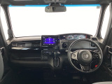 運転席は、大きな座面と包み込むような背もたれがドライバーの身体全体をしっかり支えます。上質なシート素材と座り心地のよいクッションを採用し、長時間の運転やコーナーの多い道も快適です