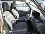 視界がよく運転しやすいフロントシート