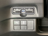 ハンドルの左下にETCがついています。高速道路の料金所の通過も楽々です。 カードの取り出しもしやすい場所についています。