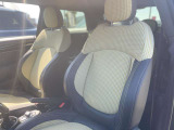 MINIのシートは体を包み込むようなデザインになっているので長時間運転しても疲れにくい設計です。