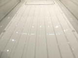 キズや凹みを最小限に抑えた、丁寧に使われてきた荷台です。表面の汚れも清掃済み。これからの荷物も、安心してたっぷりと積み込んでいただけます。
