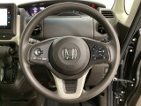 ハンドルにHondaセンシング系のクルーズコントロールやレーンキープアシストなどのスイッチと、オーディオの操作スイッチが装備されています。ハンドルから手を離さず安全に操作できます。