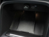 【ワイヤレス・スマートフォン・チャージ】対応機種のスマートフォンを、タッチスクリーン式センターディスプレイの下に置いておくだけで充電可能。すっきりと収納できて、使いたいときにはすぐに手に取れます。