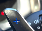【パドルシフト】ハンドルから手を離さずに素早くシフトアップ&ダウンができるので、エンジンブレーキを使う下り坂や高速道路の合流で加速したい場面で役立ちます。