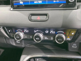 【左右独立型フルオートエアコン】運転席と助手席でそれぞれお好みの温度に設定可能。同乗者にも配慮した、快適な空調をお届け致します。