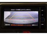 後方の死角を軽減し、狭い場所での切替しや駐車もしやすくなるバックモニターを装備しています。