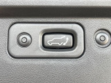 【パワーバックドア】スマートキーや運転席のボタンを押すだけでリアゲートが自動で開閉します!荷物を持っている時や、高い位置にあるバックドアを閉める際に便利な機能です♪