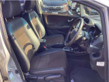 すわり心地の良い運転席・助手席です。長時間のドライブの疲れ軽減に貢献します。どうぞ快適なドライブを。