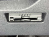 【ETC】高速道路などの料金所における自動料金支払いシステムです。車載器と料金所のアンテナとの間で無線通信を行い、料金を自動で支払うことができます。