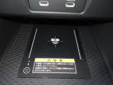 ワイヤレス充電器がついています。対応スマートフォンを置くだけで充電が可能です。